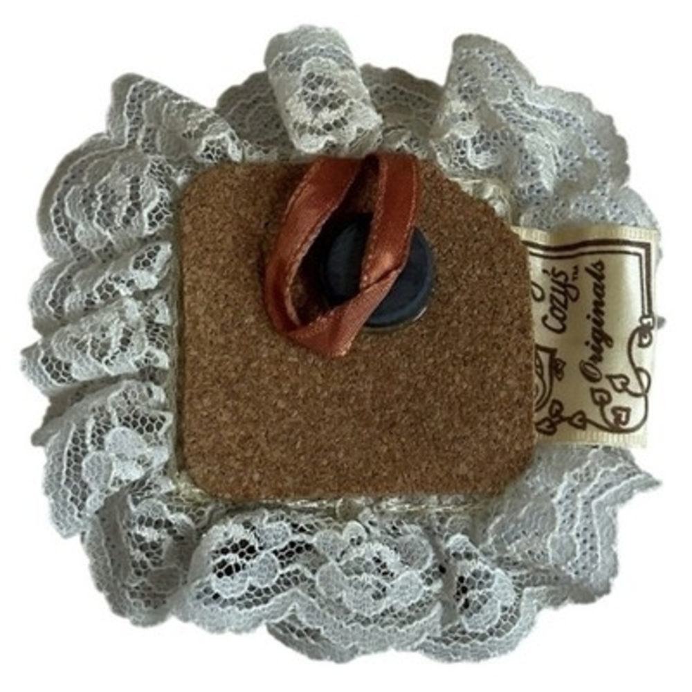 Vintage '84 CCI Mom's A Sweetheart Bear Ceramic Plaque Fridge Magnet Lace Ruffle - Picture 2 of 2
